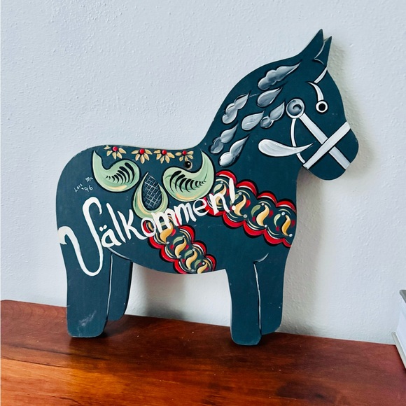 Hand painted vintage Swedish dala horse Valkomen welcome sign - Picture 2 of 10